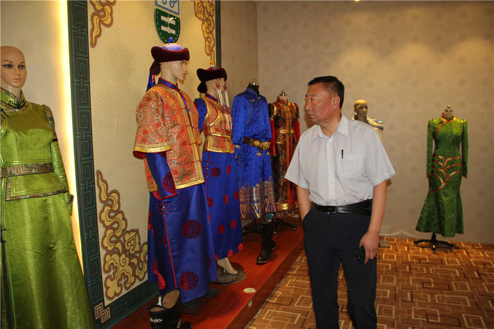 呼和浩特市人大常委會(huì)副主任、市工會(huì)主席斯欽畢力格一行深入內(nèi)蒙古德利源民族服飾有限公司開展調(diào)研工作。