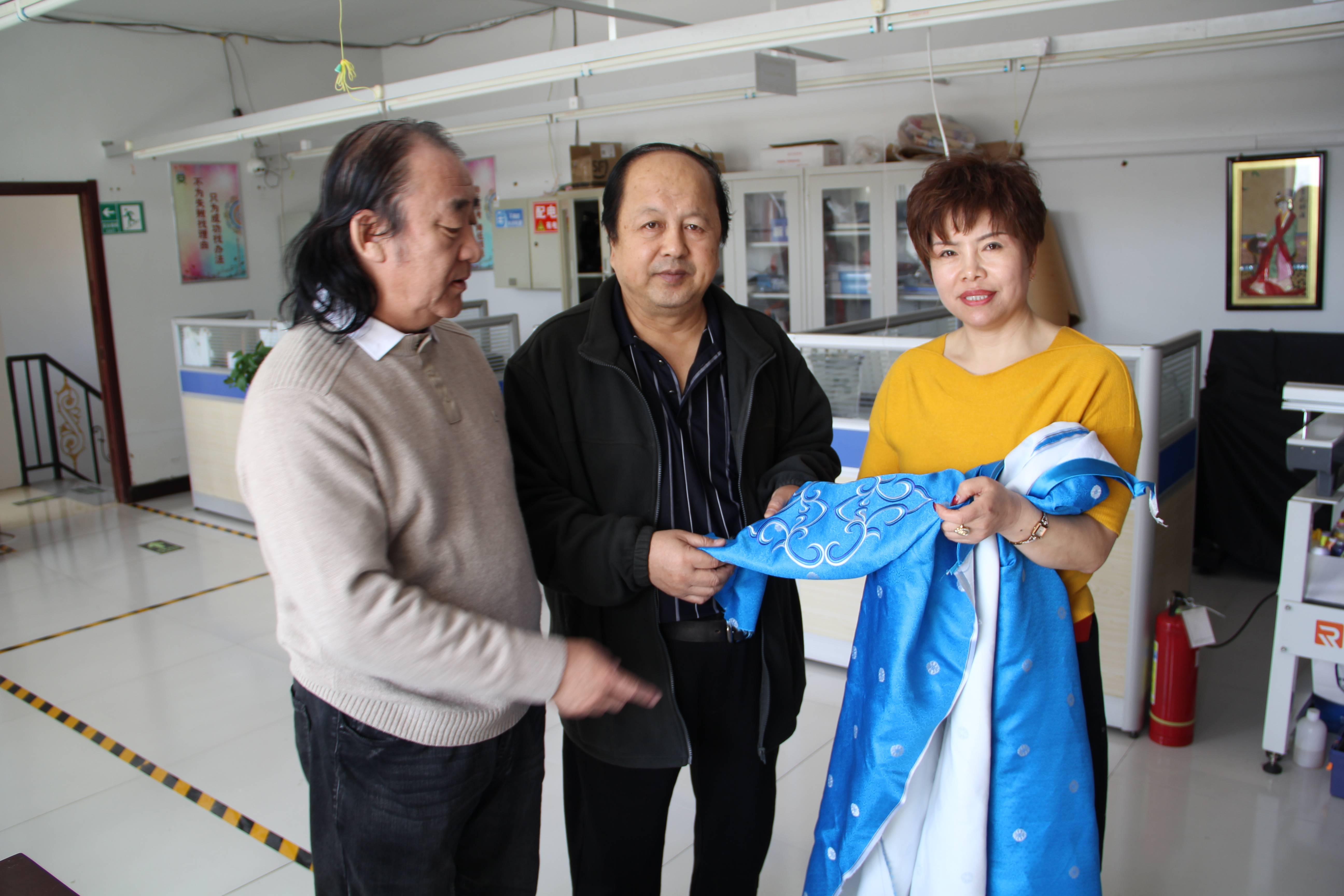 ?內蒙古舞臺美術學會領導蒞臨內蒙古德利源民族服飾有限公司進行參觀和指導工作