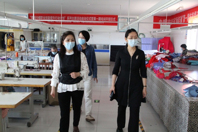 呼市總工會黨組成員、副主席云娜帶領(lǐng)調(diào)研組深入“德利源”公司開展調(diào)研